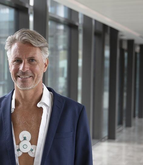 Cortrium_C3_Male-in-hallway